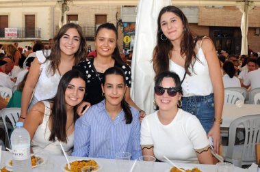 Los arguedanos disfrutaron de un día lleno de sabor para homenajear a un producto, el arroz, que esta localidad produce con especial mimo y reconocimiento. Uno de los momentos más populares fue la degustación de paella mixta con arroz El Alcaraván de Arguedas organizada por el Ayuntamiento a precios populares.