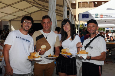 Los arguedanos disfrutaron de un día lleno de sabor para homenajear a un producto, el arroz, que esta localidad produce con especial mimo y reconocimiento. Uno de los momentos más populares fue la degustación de paella mixta con arroz El Alcaraván de Arguedas organizada por el Ayuntamiento a precios populares.