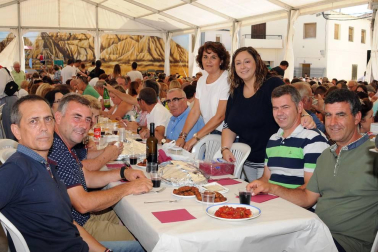Los arguedanos disfrutaron de un día lleno de sabor para homenajear a un producto, el arroz, que esta localidad produce con especial mimo y reconocimiento. Uno de los momentos más populares fue la degustación de paella mixta con arroz El Alcaraván de Arguedas organizada por el Ayuntamiento a precios populares.