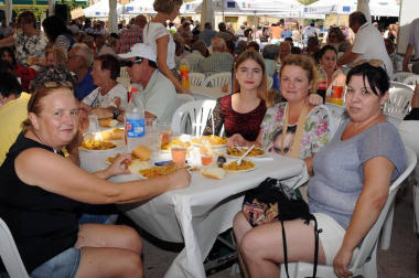 Los arguedanos disfrutaron de un día lleno de sabor para homenajear a un producto, el arroz, que esta localidad produce con especial mimo y reconocimiento. Uno de los momentos más populares fue la degustación de paella mixta con arroz El Alcaraván de Arguedas organizada por el Ayuntamiento a precios populares.