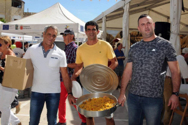 Los arguedanos disfrutaron de un día lleno de sabor para homenajear a un producto, el arroz, que esta localidad produce con especial mimo y reconocimiento. Uno de los momentos más populares fue la degustación de paella mixta con arroz El Alcaraván de Arguedas organizada por el Ayuntamiento a precios populares.