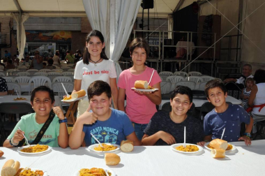Los arguedanos disfrutaron de un día lleno de sabor para homenajear a un producto, el arroz, que esta localidad produce con especial mimo y reconocimiento. Uno de los momentos más populares fue la degustación de paella mixta con arroz El Alcaraván de Arguedas organizada por el Ayuntamiento a precios populares.