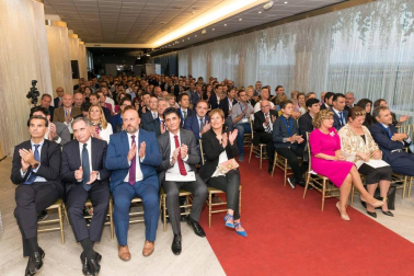 Cerca de 250 personas asistieron a este acto que contó con la presencia de la presidenta del Gobierno foral, Uxue Barkos; el delegado del Gobierno, en Navarra, José Luis Arasti; y el presidente de la Confederación de Empresarios de Navarra (CEN), José Antonio Sarría, entre otros.