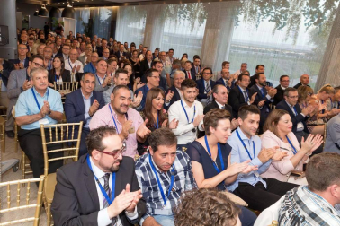 Cerca de 250 personas asistieron a este acto que contó con la presencia de la presidenta del Gobierno foral, Uxue Barkos; el delegado del Gobierno, en Navarra, José Luis Arasti; y el presidente de la Confederación de Empresarios de Navarra (CEN), José Antonio Sarría, entre otros.