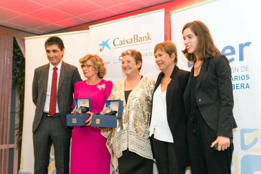 Cerca de 250 personas asistieron a este acto que contó con la presencia de la presidenta del Gobierno foral, Uxue Barkos; el delegado del Gobierno, en Navarra, José Luis Arasti; y el presidente de la Confederación de Empresarios de Navarra (CEN), José Antonio Sarría, entre otros.
