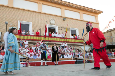 Tradicional baile durante las fiestas de la localidad navarra.