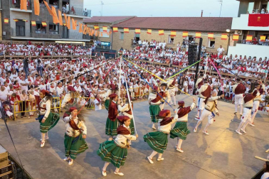 Tradicional baile durante las fiestas de la localidad navarra.