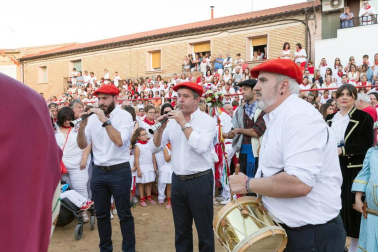 Tradicional baile durante las fiestas de la localidad navarra.