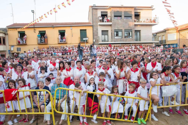 Tradicional baile durante las fiestas de la localidad navarra.