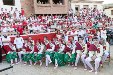 Tradicional baile durante las fiestas de la localidad navarra.