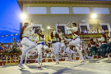 Tradicional baile durante las fiestas de la localidad navarra.