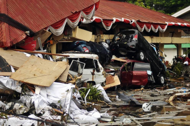 Los equipos de rescate siguen buscando supervivientes y atendiendo a los heridos en la isla indonesia de Célebes, afectada este viernes por un fuerte terremoto seguido de un inesperado tsunami, que han dejado más de 800 muertos.