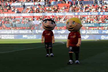 Fotos del búscate en la grada del Osasuna-Numancia