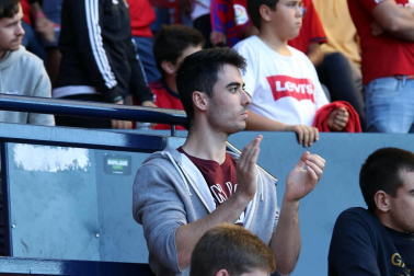 Fotos del búscate en la grada del Osasuna-Numancia