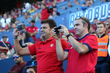 Fotos del búscate en la grada del Osasuna-Numancia
