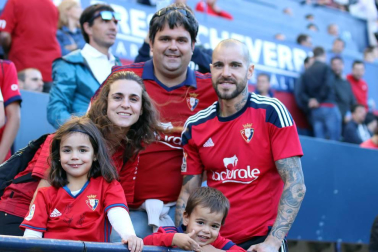 Fotos del búscate en la grada del Osasuna-Numancia