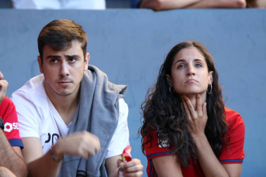 Fotos del búscate en la grada del Osasuna-Numancia