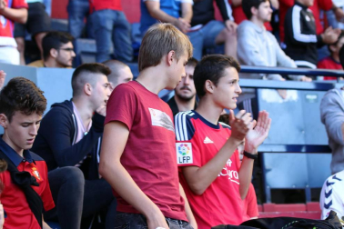 Fotos del búscate en la grada del Osasuna-Numancia
