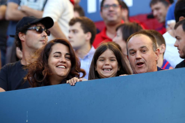 Fotos del búscate en la grada del Osasuna-Numancia