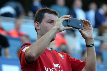 Fotos del búscate en la grada del Osasuna-Numancia