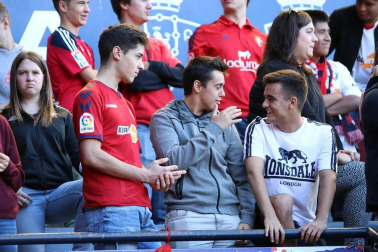 Fotos del búscate en la grada del Osasuna-Numancia