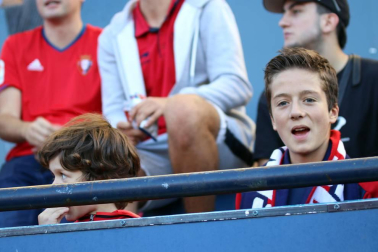 Fotos del búscate en la grada del Osasuna-Numancia