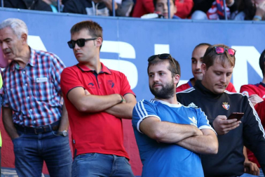Fotos del búscate en la grada del Osasuna-Numancia