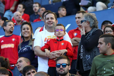 Fotos del búscate en la grada del Osasuna-Numancia