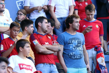 Fotos del búscate en la grada del Osasuna-Numancia