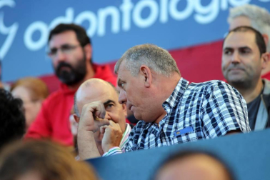 Fotos del búscate en la grada del Osasuna-Numancia