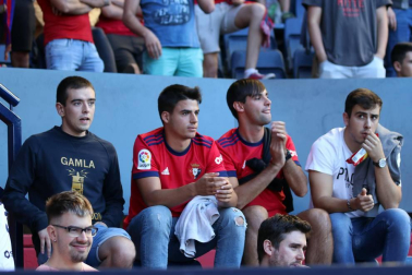 Fotos del búscate en la grada del Osasuna-Numancia