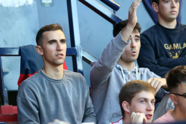 Fotos del búscate en la grada del Osasuna-Numancia