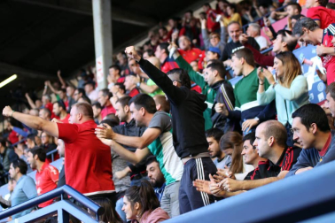 Fotos del búscate en la grada del Osasuna-Numancia
