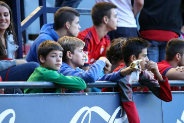 Fotos del búscate en la grada del Osasuna-Numancia