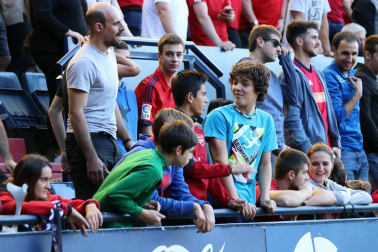 Fotos del búscate en la grada del Osasuna-Numancia