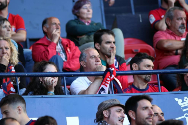 Fotos del búscate en la grada del Osasuna-Numancia