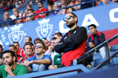 Fotos del búscate en la grada del Osasuna-Numancia