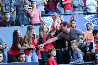 Fotos del búscate en la grada del Osasuna-Numancia