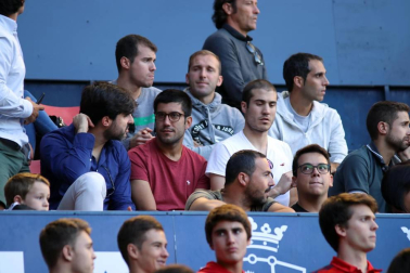 Fotos del búscate en la grada del Osasuna-Numancia