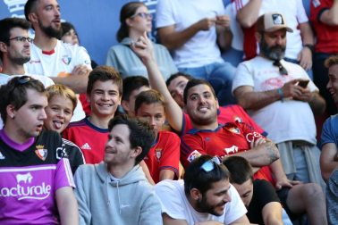 Fotos del búscate en la grada del Osasuna-Numancia