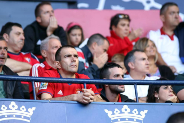 Fotos del búscate en la grada del Osasuna-Numancia