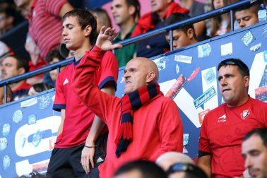 Fotos del búscate en la grada del Osasuna-Numancia