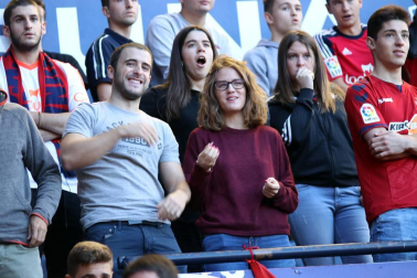 Fotos del búscate en la grada del Osasuna-Numancia