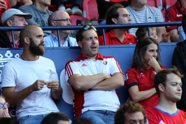 Fotos del búscate en la grada del Osasuna-Numancia