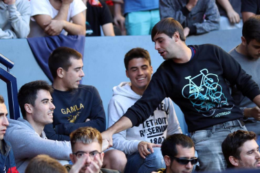 Fotos del búscate en la grada del Osasuna-Numancia