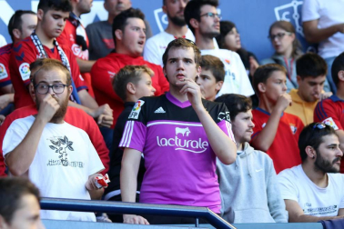 Fotos del búscate en la grada del Osasuna-Numancia