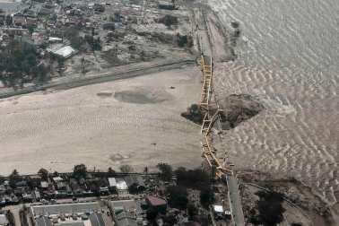 Los equipos de rescate siguen buscando supervivientes y atendiendo a los heridos en la isla indonesia de Célebes, afectada este viernes por un fuerte terremoto seguido de un inesperado tsunami, que han dejado más de 800 muertos.