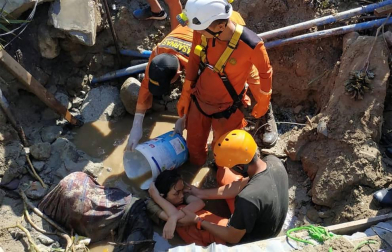 Los equipos de rescate siguen buscando supervivientes y atendiendo a los heridos en la isla indonesia de Célebes, afectada este viernes por un fuerte terremoto seguido de un inesperado tsunami, que han dejado más de 800 muertos.