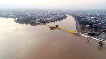 Los equipos de rescate siguen buscando supervivientes y atendiendo a los heridos en la isla indonesia de Célebes, afectada este viernes por un fuerte terremoto seguido de un inesperado tsunami, que han dejado más de 800 muertos.