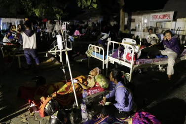 Los equipos de rescate siguen buscando supervivientes y atendiendo a los heridos en la isla indonesia de Célebes, afectada este viernes por un fuerte terremoto seguido de un inesperado tsunami, que han dejado más de 800 muertos.